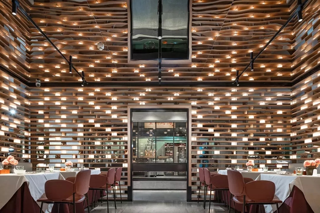 海底捞大鸭梨烤鸭店以全新的餐饮空间设计，冲破品牌桎梏，重塑品牌形象