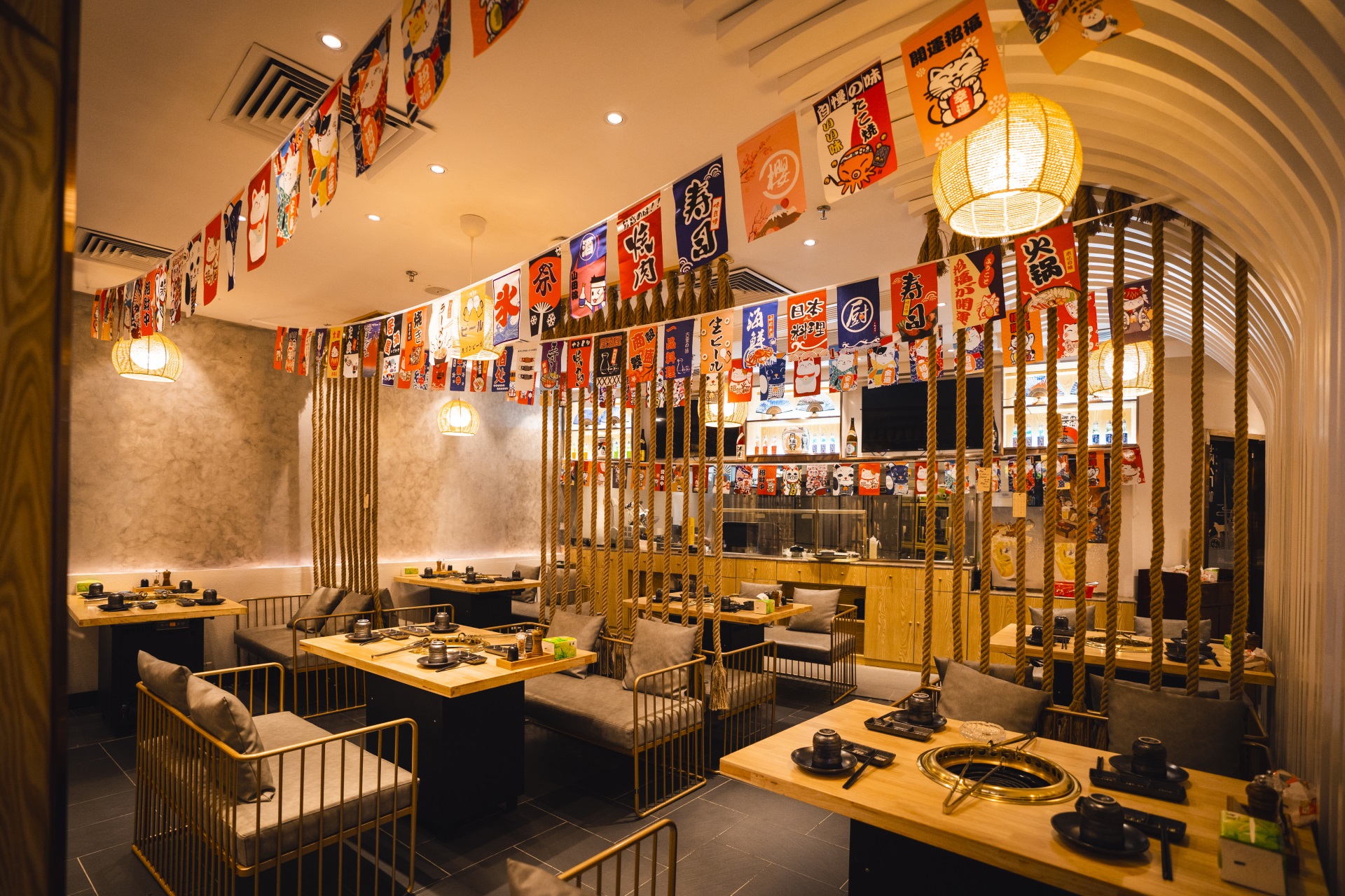 海底捞如何通过深圳餐饮空间设计来确定餐厅的装修风格？