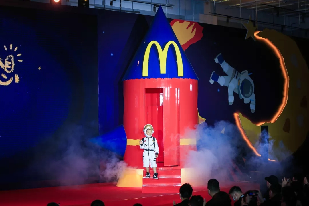 海底捞麦当劳中国为孩子“点亮梦想”，带你上天！